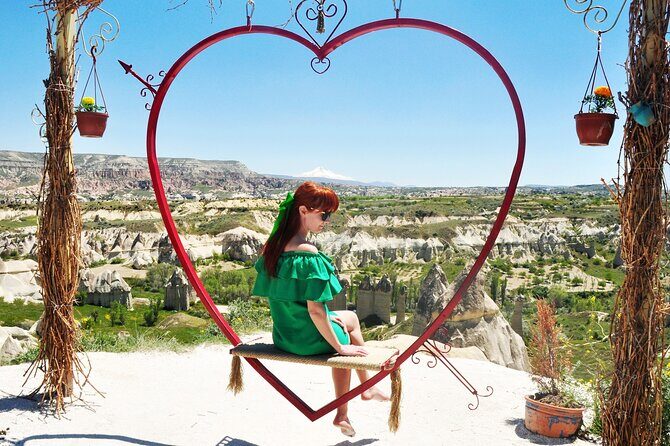 Best of Red and Green Small Group Guided Tour - Getting Your Bearings in Göreme: The day’s rhythm and who it’s for